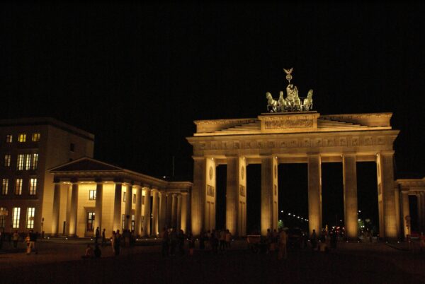 Brandenburger Tor bij nacht.