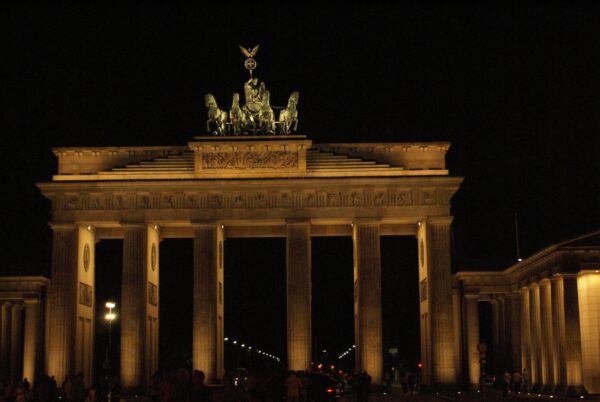 Brandenburger Tor bij nacht.