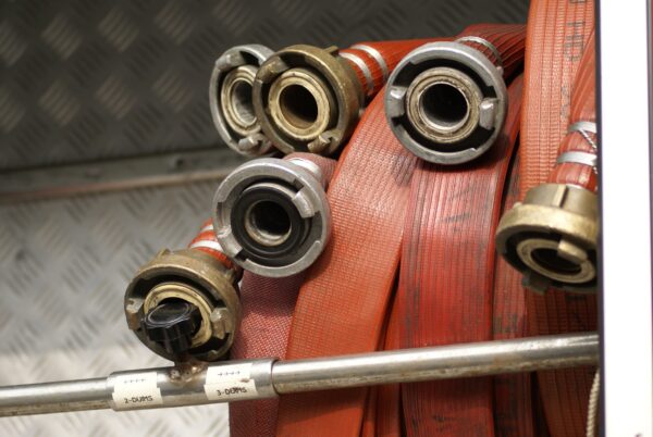 Brandweerslangen opgerold in brandweerwagen.