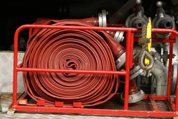 Brandweerslangen opgerold in brandweerwagen.