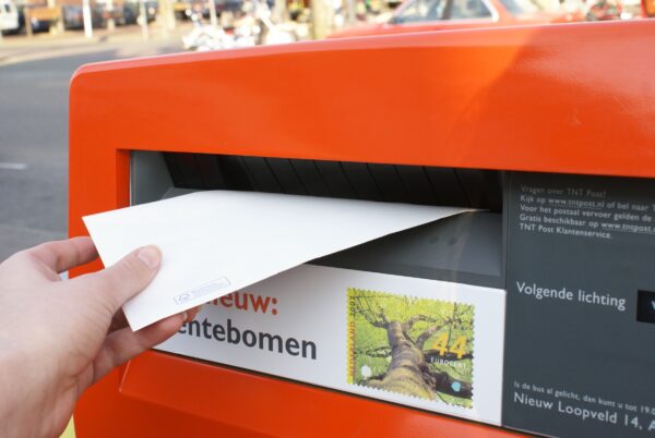 Briefpost aan het doen.