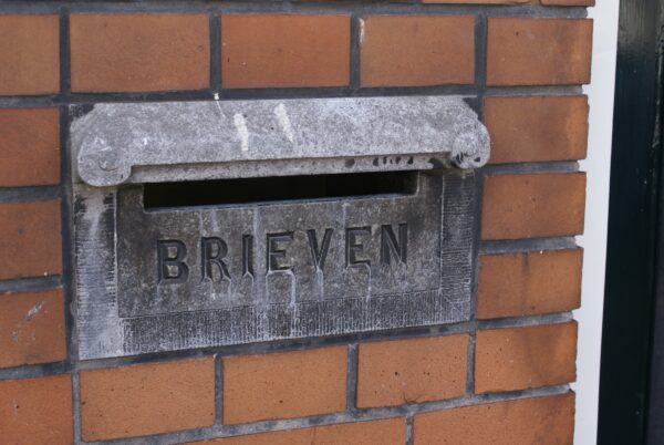 Bakstenen brievenbus - digitale post.