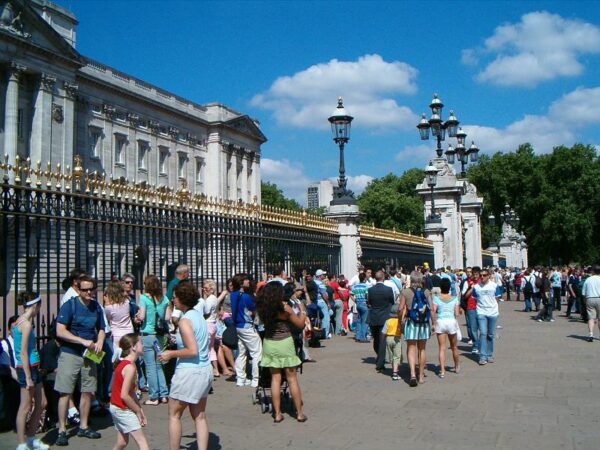 Toeristen bij Buckingham Palace.