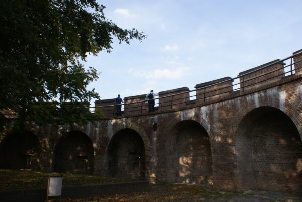 Stenen muren Burcht Leiden, op kunstmatige heuvel.