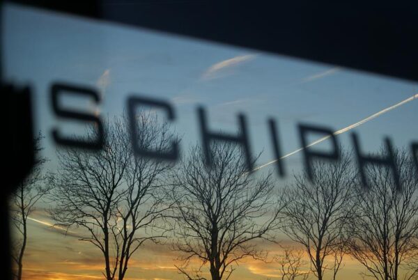 Bushokje bij Schiphol.