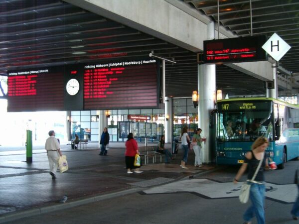 Informatiepaneel busstation Amstelveen, onjuiste info.