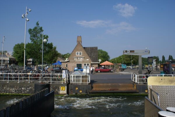Caf&eacute; de Pont, Amsterdam Noord, gezien vanaf het IJveer.
