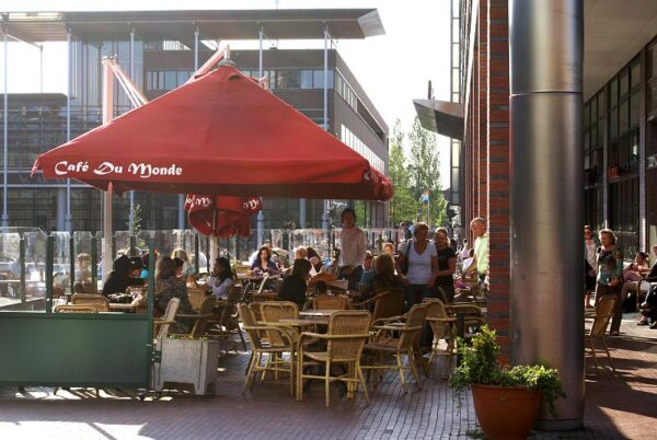 Caf&eacute; Du Monde op stadsplein Amstelveen.
