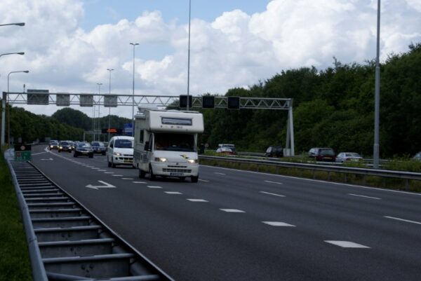 A9 snelweg bij Q8, Amstelveen.