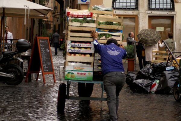 Marktkoopman met vers fruit op Campo de' Fiori.
