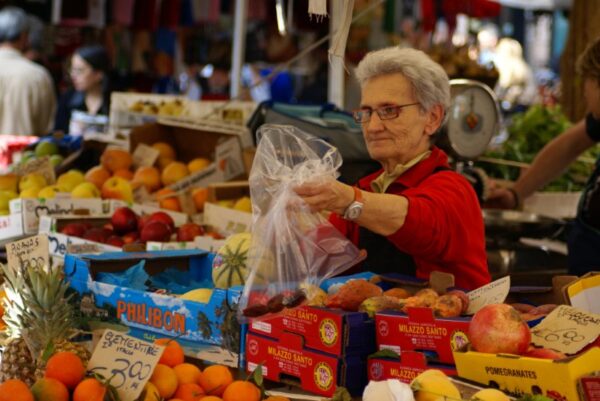 Marktvrouw verkoopt fruit op Campo de' Fiori.
