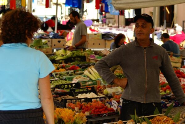 Marktkoopman op Campo de' Fiori, Rome.