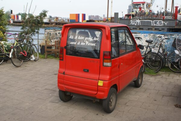 Kind zingt met droom over Ferrari voor Centraal Station.