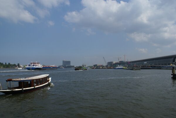 Centraal Station Amsterdam, uitzicht vanaf aanmeerstijger.