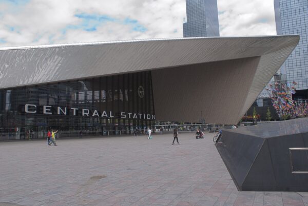 Voorgevel NS Rotterdam Centraal met historische klok en letters.