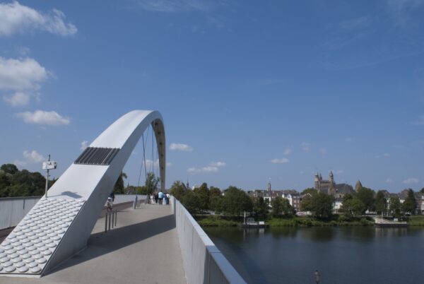 Maastricht centrum vanaf de Hoge Brug.