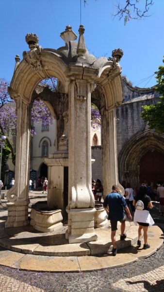 Pleintje voor Convento do Carmo, Lissabon.