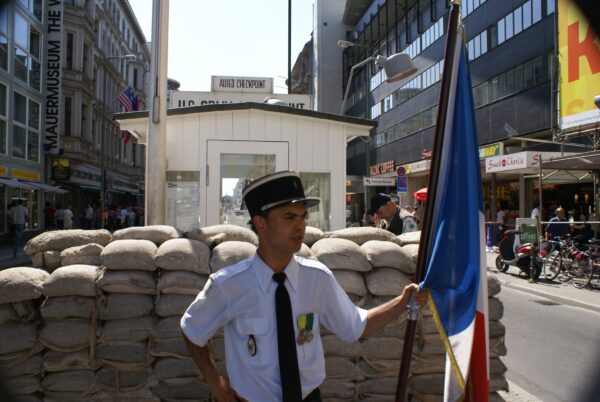 Checkpoint Charlie met acteur voor de poort.