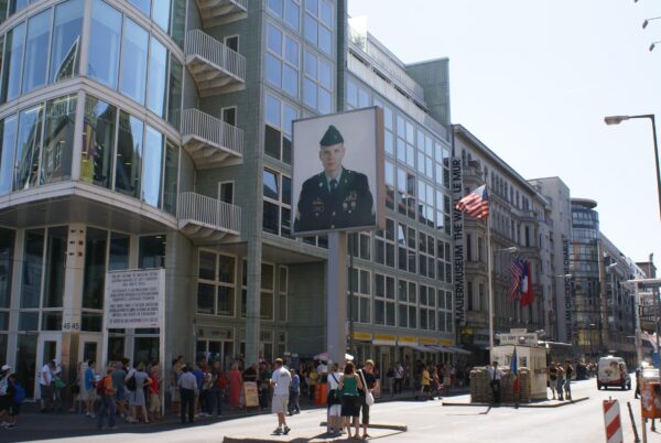 Russische soldaat bij Checkpoint Charlie.