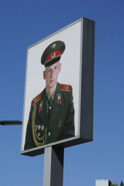 Soldaten bij Checkpoint Charlie, rug aan rug.