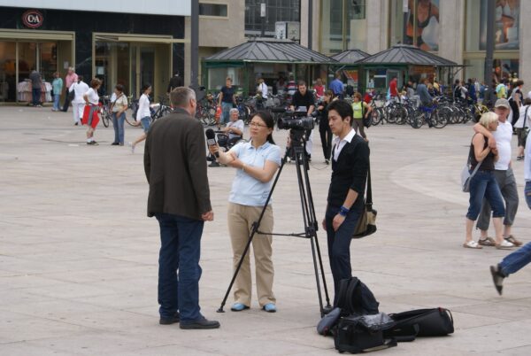 CCTV interviewt op Alexanderplatz, Berlijn, over Olympische Spelen 2008.