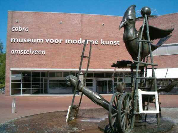 Cobra Museum met 'the Fountain' van Karel Appel.