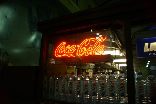 Coca-Cola te koop bij U-Bahn Wittenbergplatz.