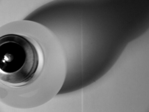 Gloeilamp: vormstudie voor communicatiecursus.