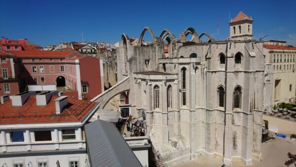 Convento do Carmo gezien vanaf Elevador de Santa Justa.