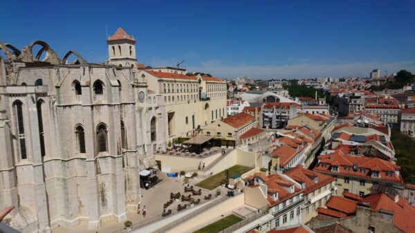 Convento do Carmo gezien vanaf elevador.