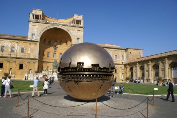 Bolsculptuur Pomodoro, Cortile della Pigna.