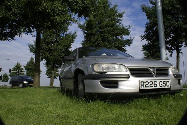 Beschadigde auto in berm Schiphol, geen lijk.