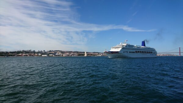Cruiseschip vaart over de Taag.