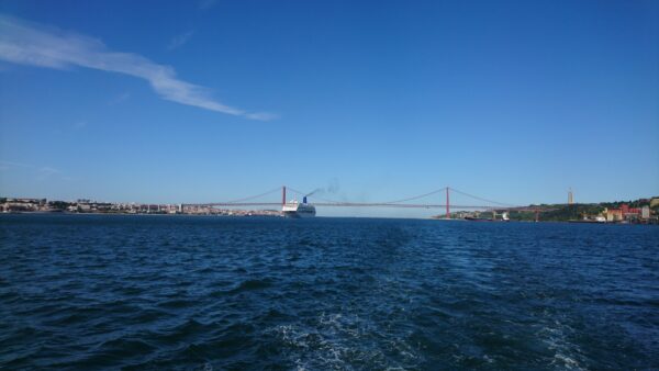 Cruiseboot en Ponte 25 de Abril in Lissabon.