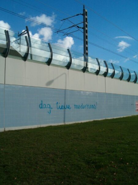 Graffiti bij station Holendrecht, mogelijk somber.