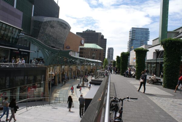 Beurstraverse, winkelstraat met metro-ingang in Rotterdam.