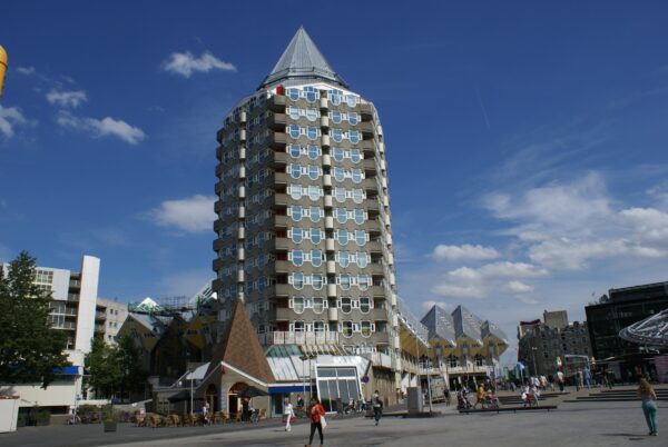 Blaaktoren en Kubuswoningen aan de Blaak.