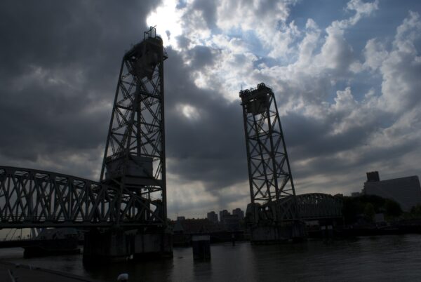 Hefbrug Rotterdam: val weg voor onderhoud.