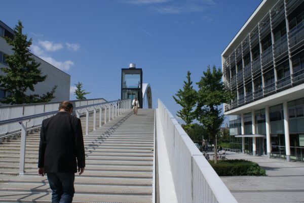 Man loopt over de Hoge Brug in Maastricht.