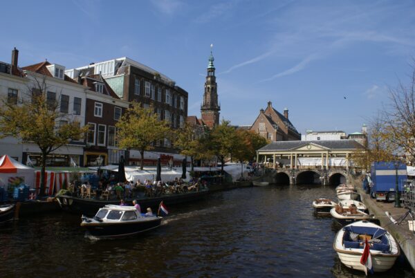 Koornbrug Leiden met stadhuis op de achtergrond. Markt aan beide kanten.