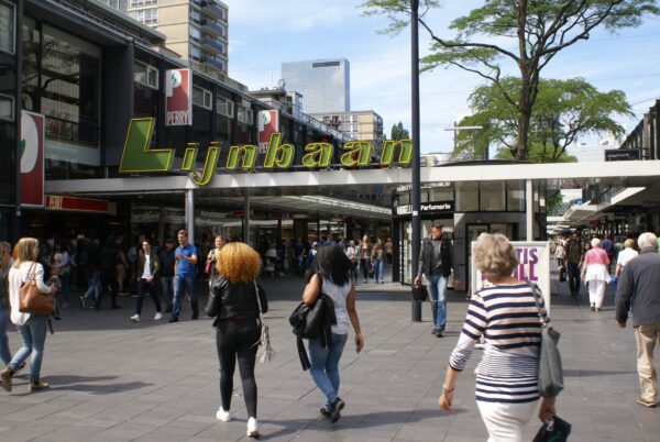 De Lijnbaan: historische autovrije winkelpromenade, Rotterdam.