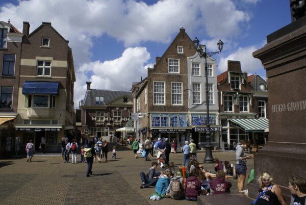 De Markt in Delft met historische gebouwen.