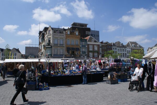 Marktplein Den Bosch met historische gebouwen.