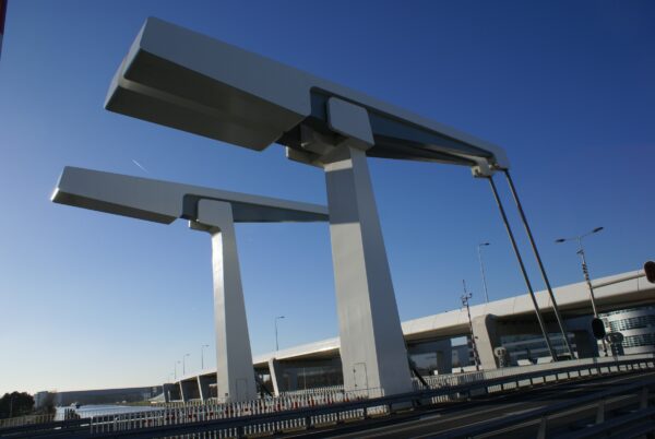 Bosrandbrug over Ringvaart Schiphol-Oost.