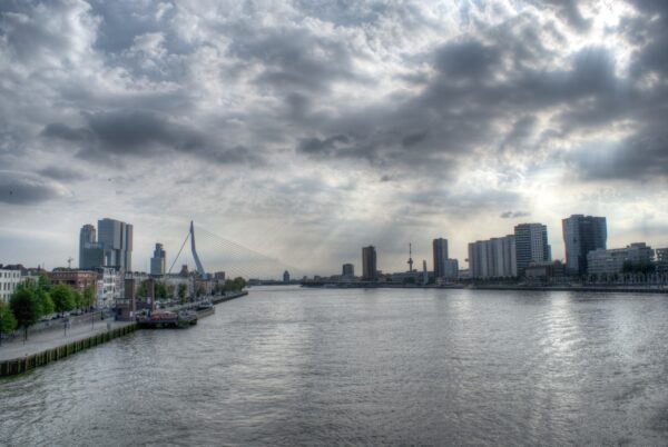 Uitzicht Nieuwe Maas: Maaskade, Boompjes, Erasmusbrug & Euromast.