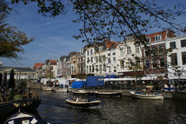 Bootje op Nieuwe Rijn met markten.