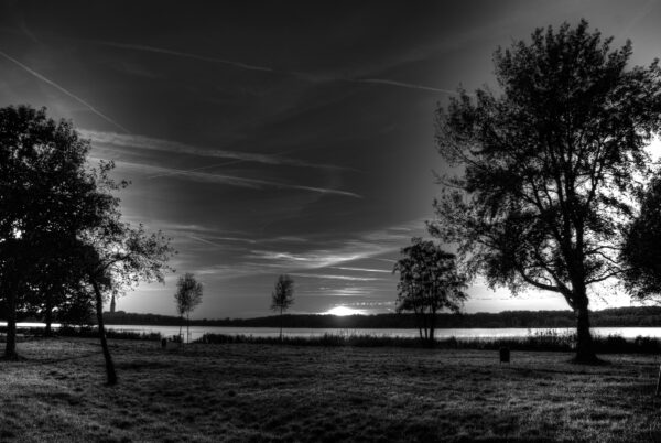 Ondergaande zon boven de Poel in Amstelveen.