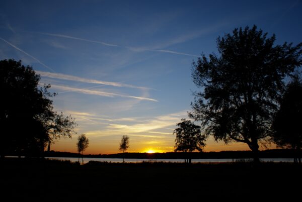 Ondergaande zon boven de Poel in Amstelveen.