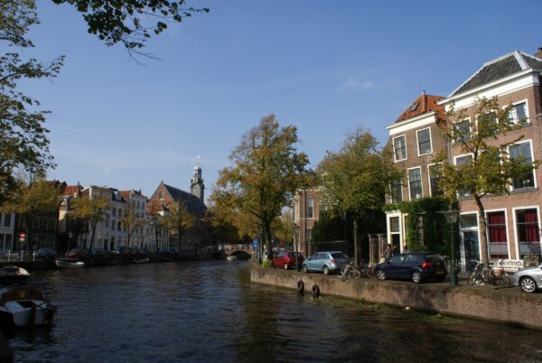 Rapenburg Leiden met toren Academiegebouw.