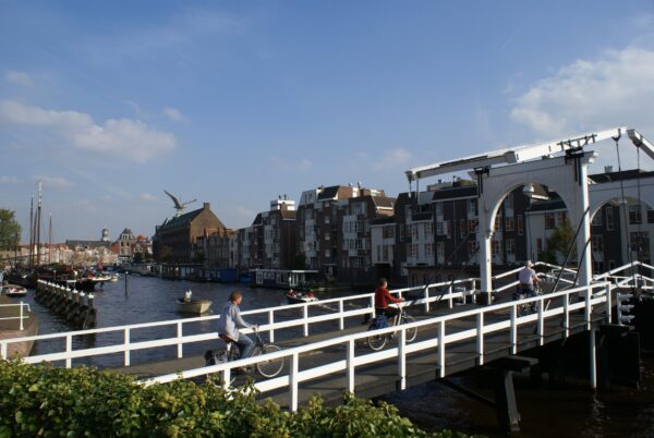 Rembrandtbrug Leiden: replica aan de Rijn.
